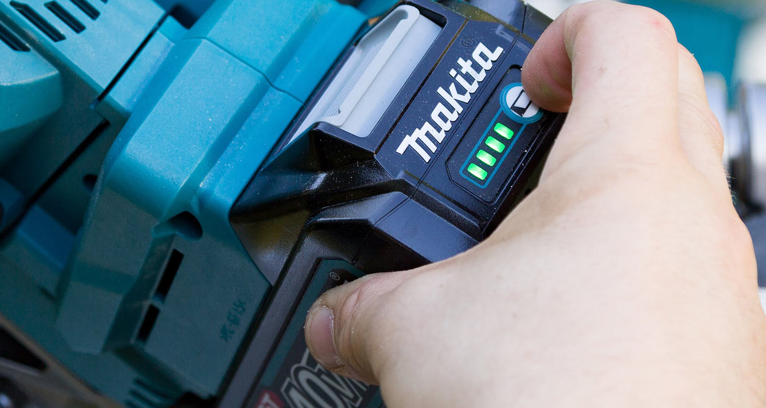 Ammattilaisen tuotetestissä akkujiirisaha Makita ja kuvassa Makitan akkupaketin akku, jossa varaustilaa näyttävät vihreät palkit.