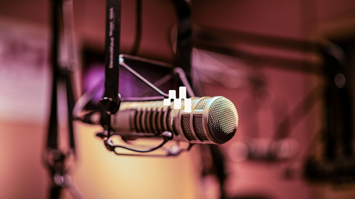 Retro broadcast microphone, Motics branded. Photo: Jacob Hodgson / Unsplash.