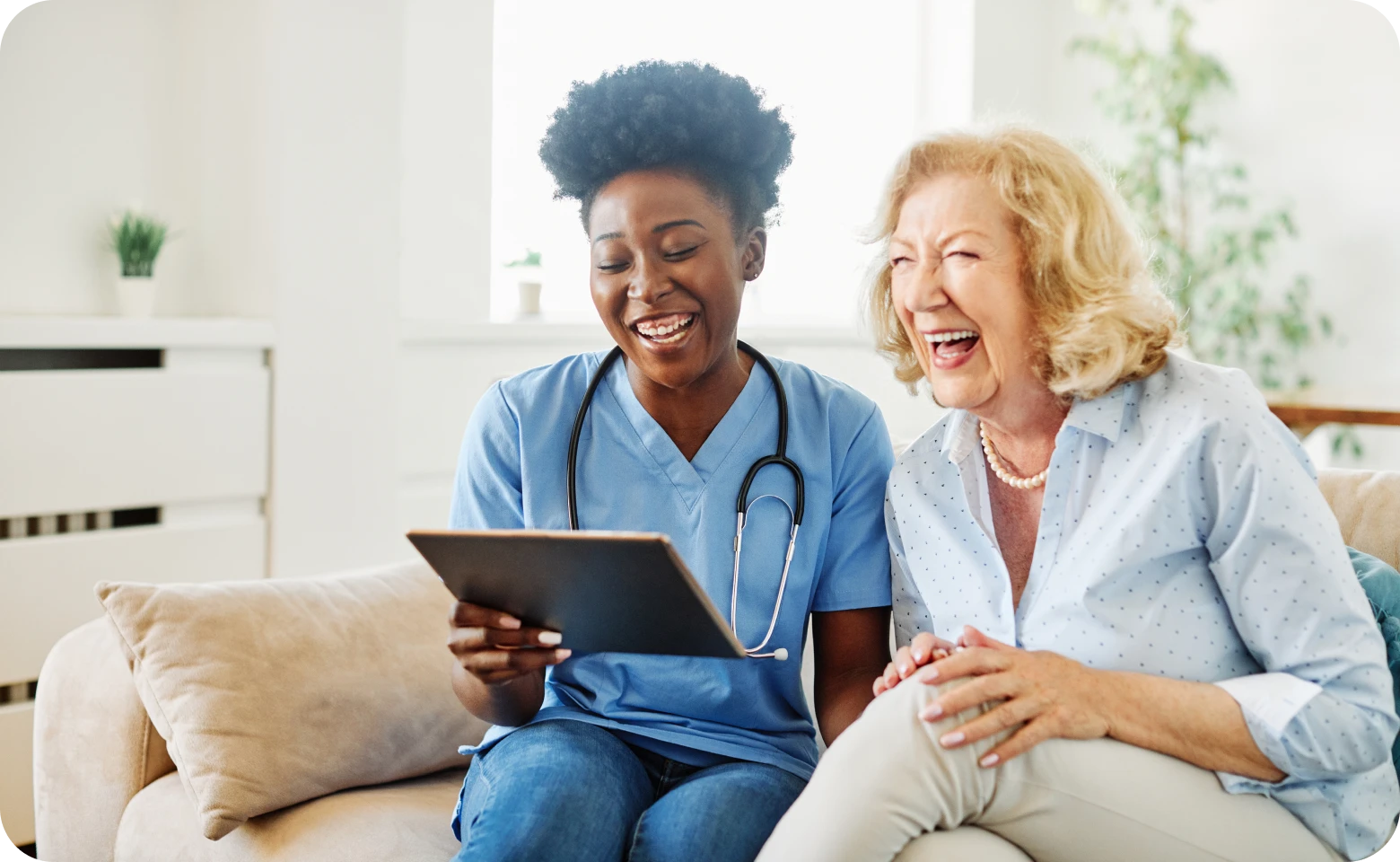 Nurse-with-ipad-and-elderly-woman-smiling