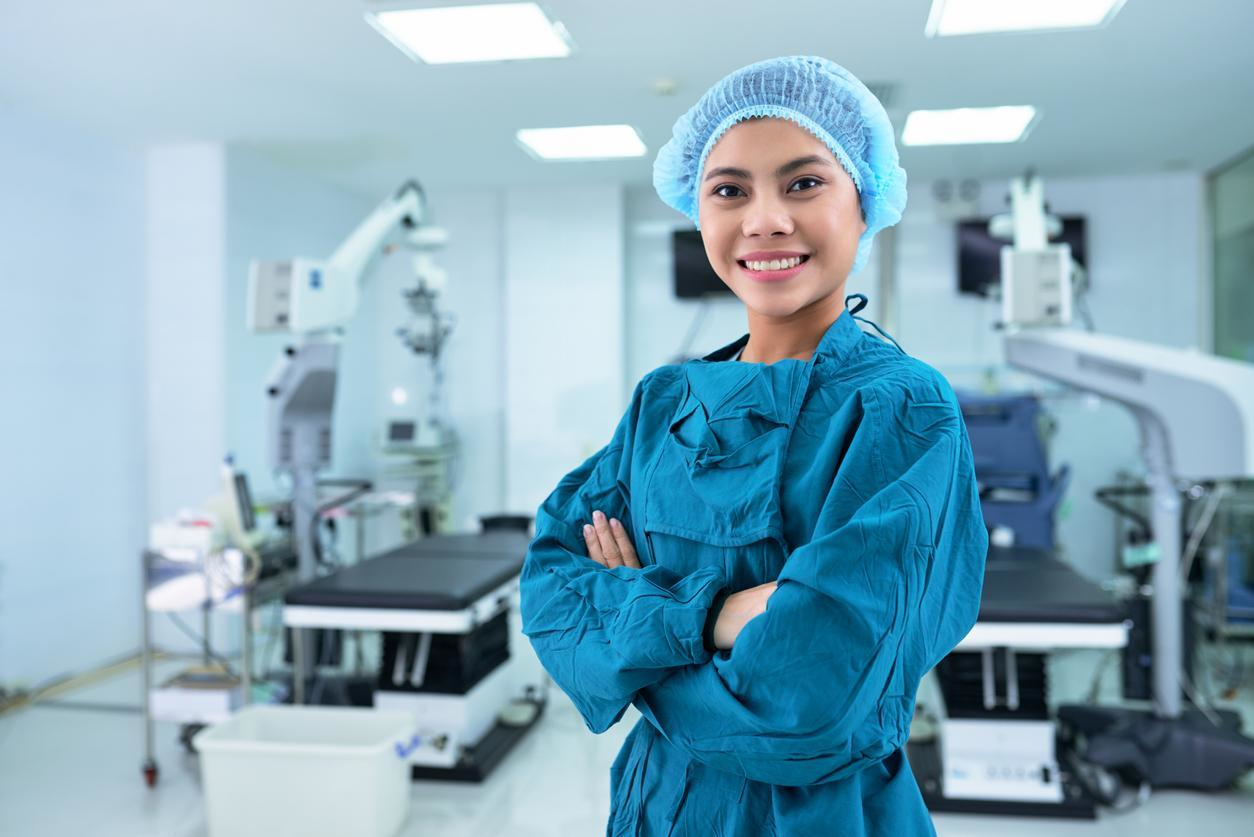 Surgical nurse standing folding arms