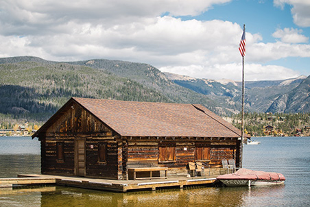 lake-house-mountains-main