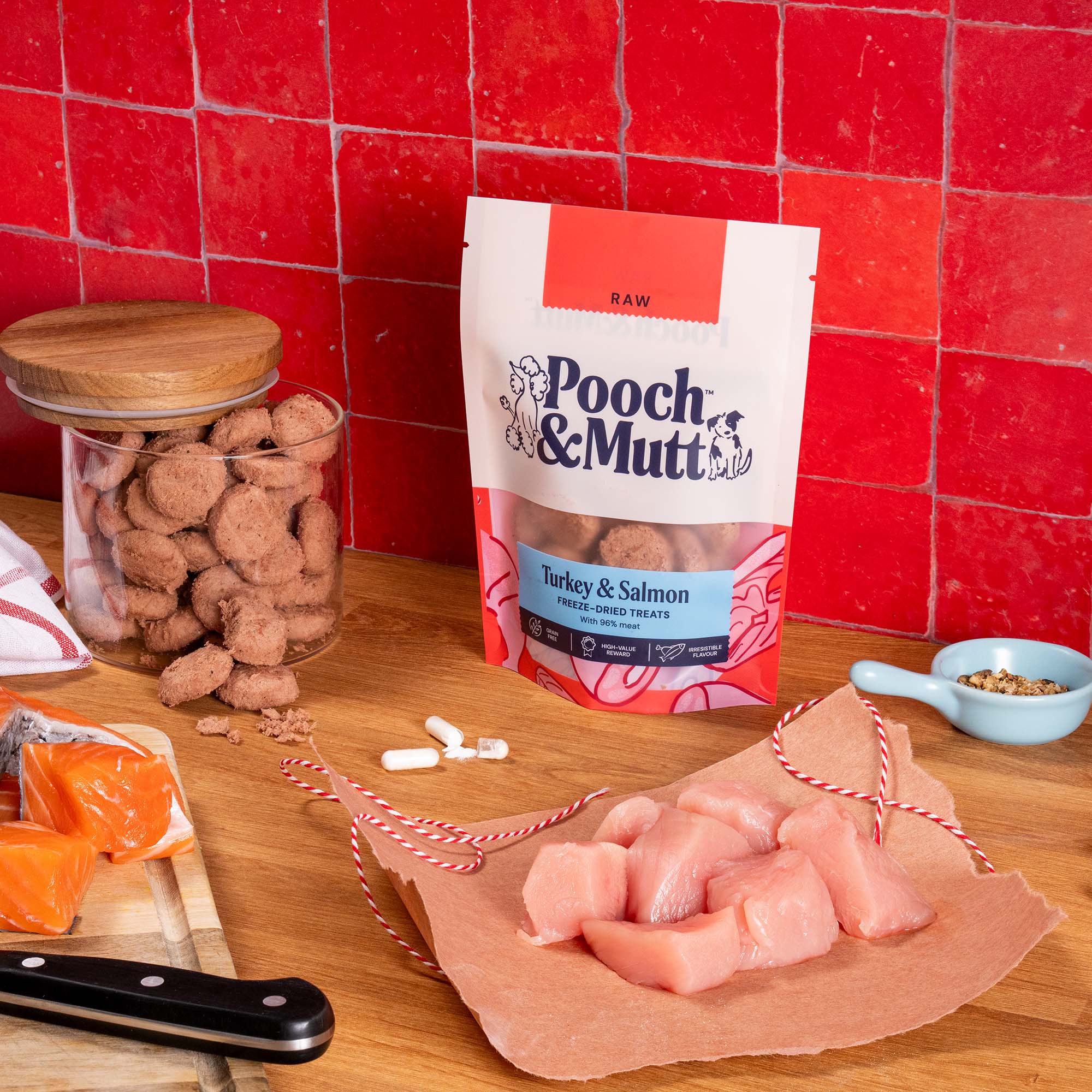 FREEZE DRIED TURKEY AND SALMON TREATS LIFESTYLE 72dpi