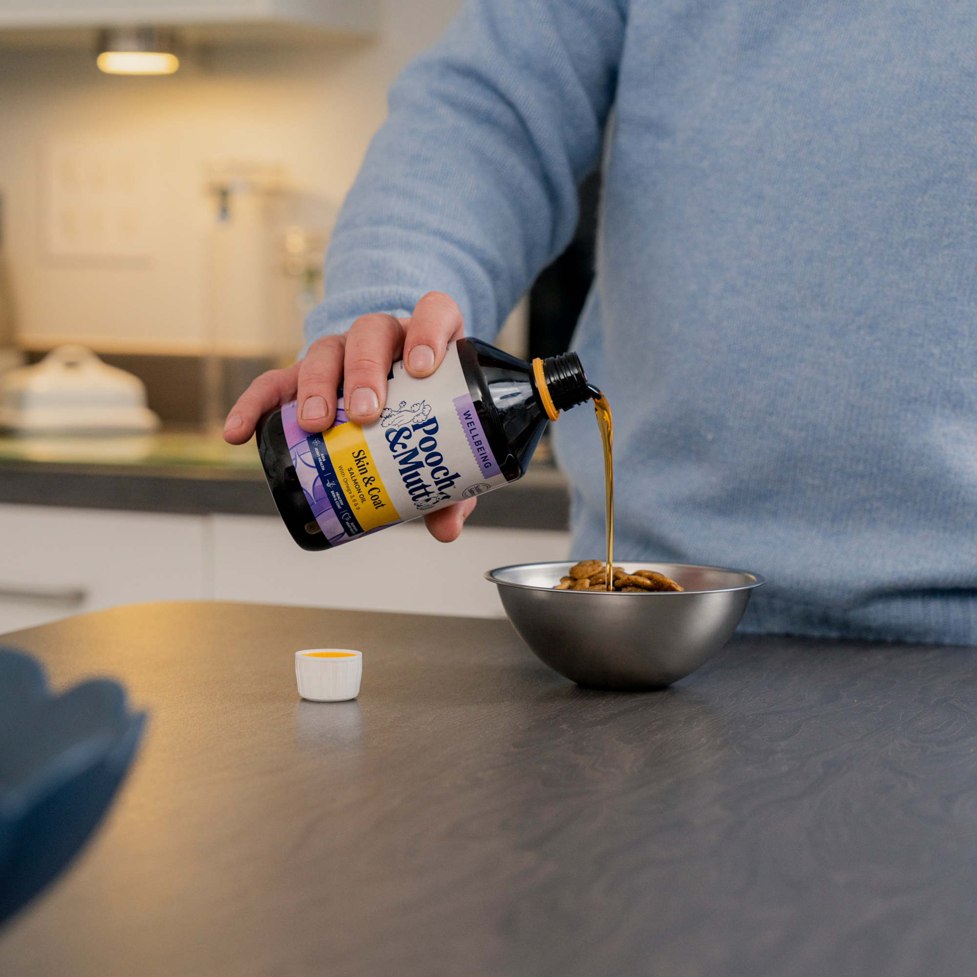 Salmon Oil For Dogs SUP500SALMON 1 lifestyle