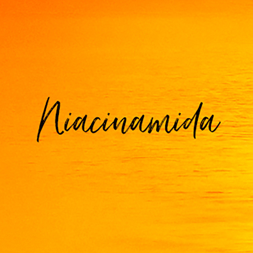 La palabra "Niacinamida" en escritura fluida sobre un fondo naranja.