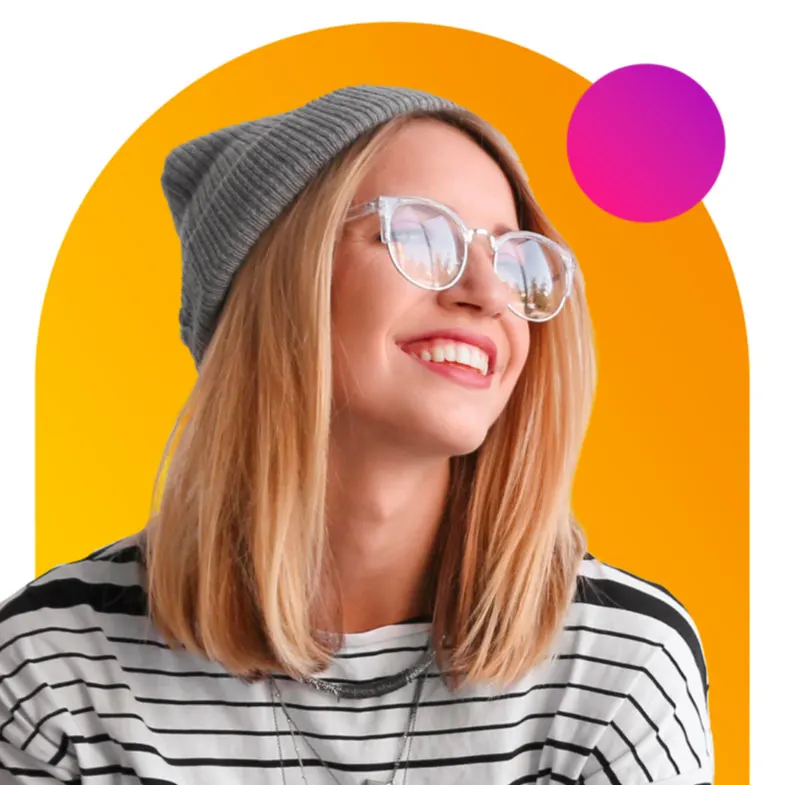 Mujer rubia sonriente con gorro gris, gafas transparentes y camiseta a rayas, sobre fondo arcoíris naranja con círculo rosa.