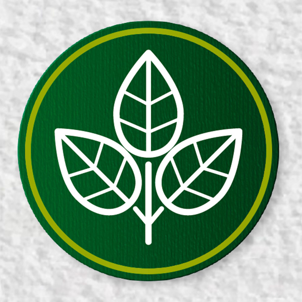 Logo circular verde oscuro con borde amarillo-verde, con tres hojas blancas estilizadas.