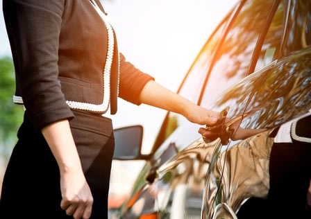 Personne ouvrant la porte d'une voiture