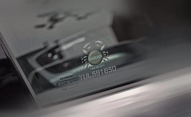 Autocollant sherlock sur une vitre de voiture