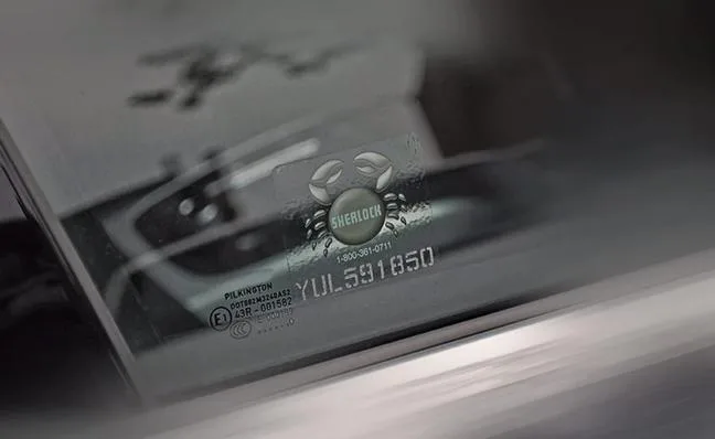 Autocollant sherlock sur une vitre de voiture