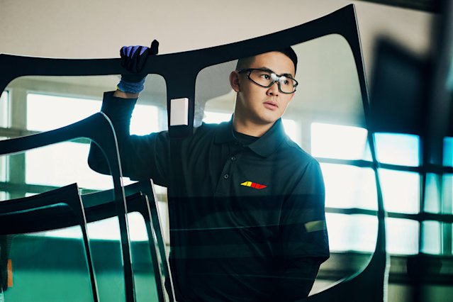 Technicien transportant un parebrise
