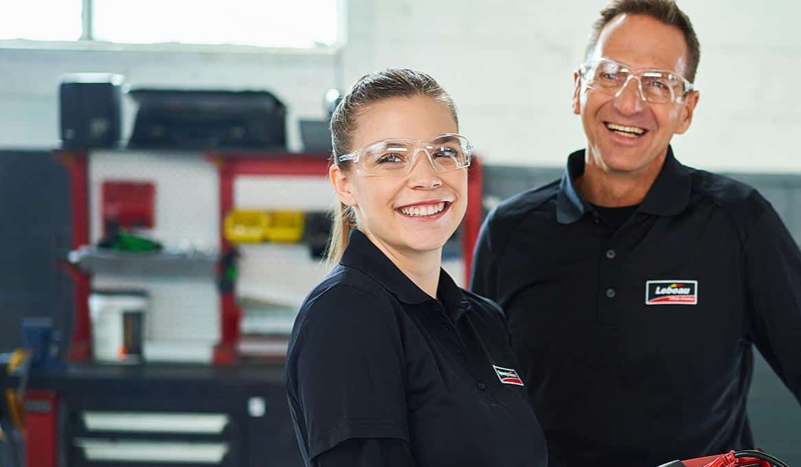 Deux technicians souriant dans un atelier