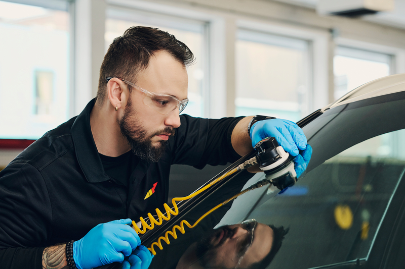 Technicien reparant un bris de vitre