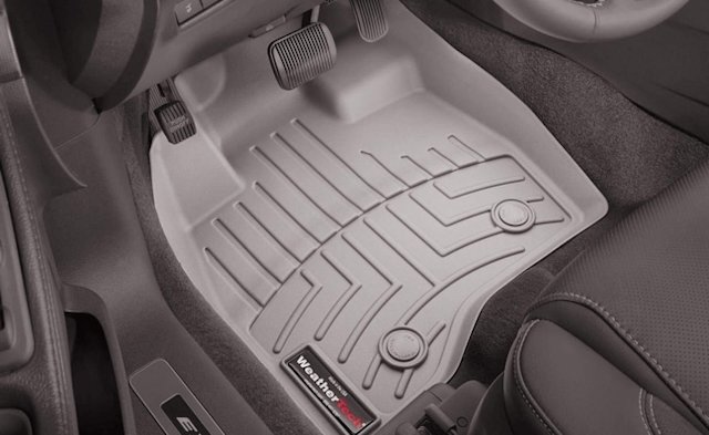 Tapis protecteur d'une voiture à la place conducteur