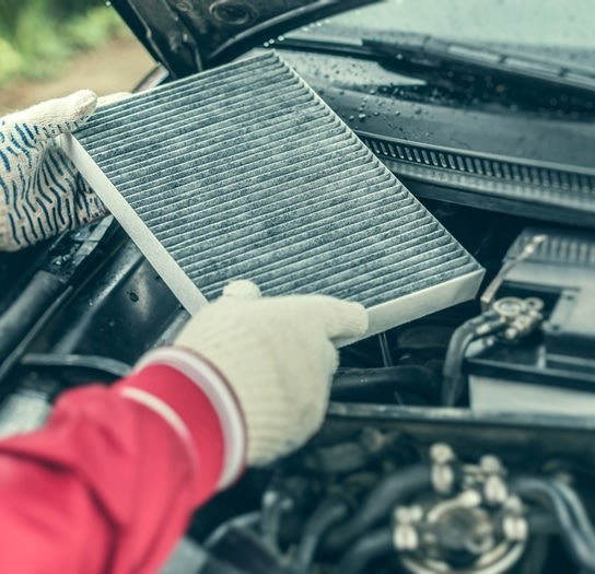 Remplacement d'un filtre à air d'une voiture