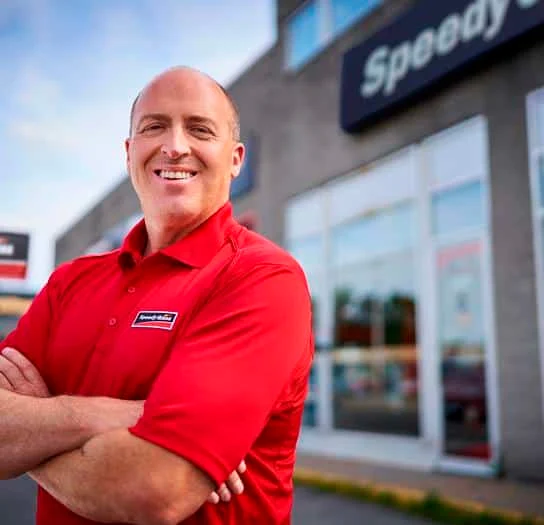 Une personne devant un centre Speedy Glass