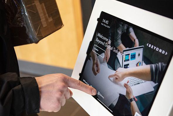 Delivery man using Splashtop for digital signage