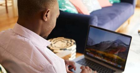 A man using a computer. Cancelling TeamViewer takes many steps