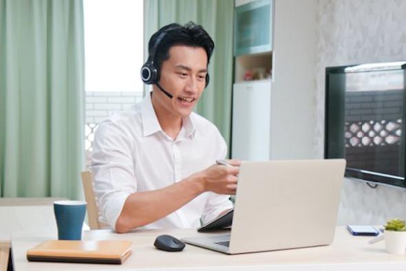 A man providing remote support to a customer with Splashtop, the best TeamViewer alternative