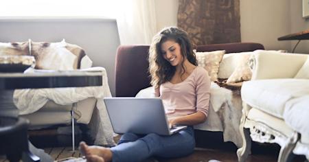 A woman smiling while using Splashtop on her laptop to work from home.