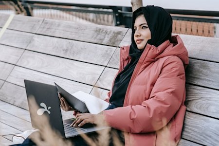 Student learning outdoors, engaged in remote education with Splashtop for seamless online classes