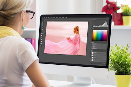 User using Splashtop to connect to the school computer with Photoshop