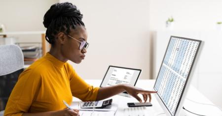 A woman working remotely and accessing QuickBooks remotely on her computer by using Splashtop.