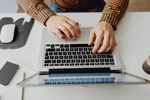 A person using Splashtop remote access software on a computer.