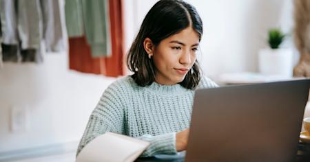A woman using remote access software on her laptop, after switching to Splashtop from LogMeIn.