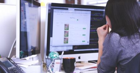 Professional woman at desk using desktop computer with Splashtop Remote Support Tools for MSPs