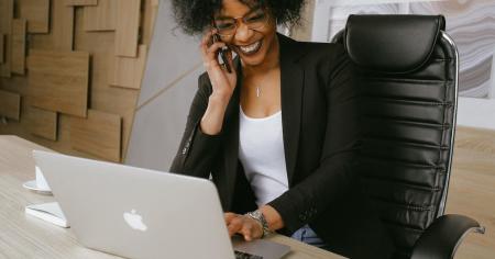 A woman using Splashtop on a Mac laptop to work remotely.