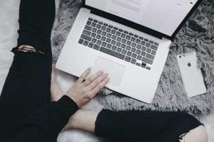 A person using Splashtop on a Mac laptop and sending a Ctrl-Alt-Del command to a remote desktop