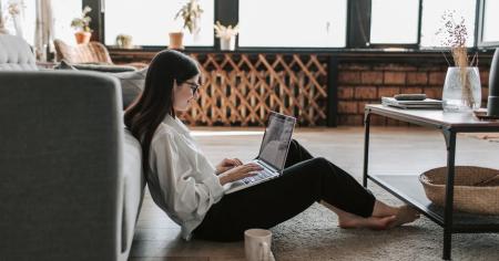 A woman using secure remote desktop software by Splashtop on her laptop to from home.