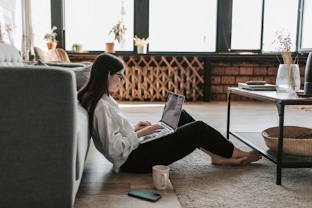 A woman using secure remote desktop software by Splashtop on her laptop to from home.