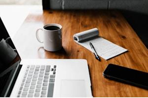 Laptop computer on wooden desk connected with Splashtop remote computer access software
