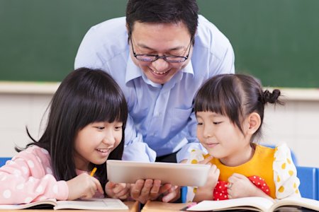 Teacher demonstrating remote access screen sharing with Splashtop