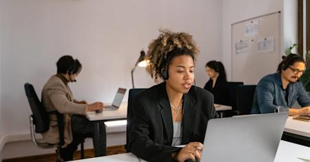 A woman in an office using remote maintenance software.