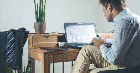 A man remotely accessing another computer from his laptop with Splashtop to run AutoCAD.