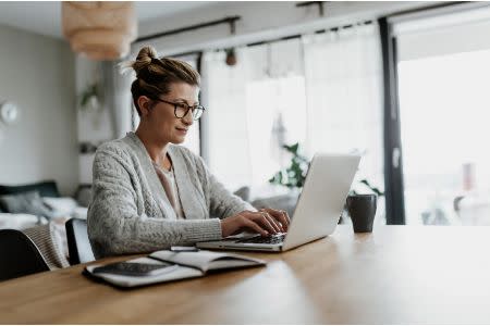 A woman on a computer using Splashtop remote access, the best TeamViewer alternative