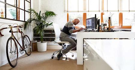 A man using a Wacom device with Splashtop to work remotely