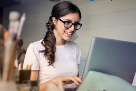 A woman using Splashtop, the ideal ShareConnect replacement, on her laptop.