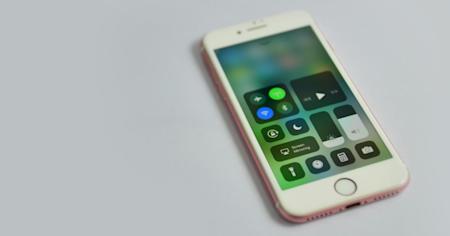 iPhone screen displaying the iOS 11 option to share the device screen