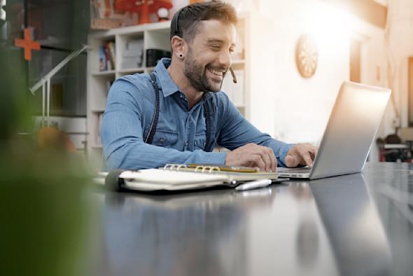 Businessman browsing Splashtop website on laptop