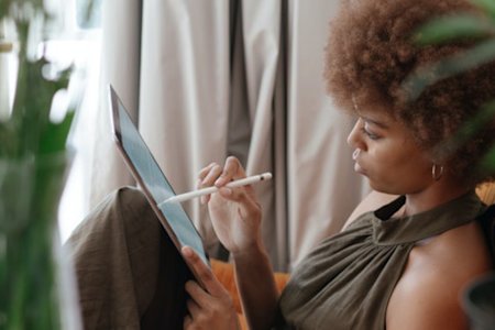 College student using Splashtop's remote software on a tablet to access lab computers