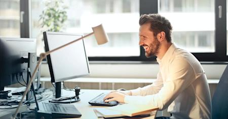 An IT admin at his computer using Splashtop Secure Workspace.