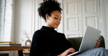 Business CEO swiftly configuring remote access with Splashtop from their computer