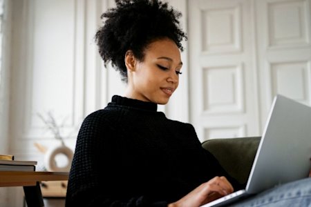 Business CEO swiftly configuring remote access with Splashtop from their computer