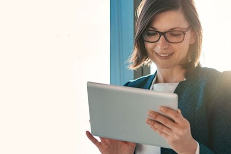 Business owner using Splashtop remote access via her tablet device