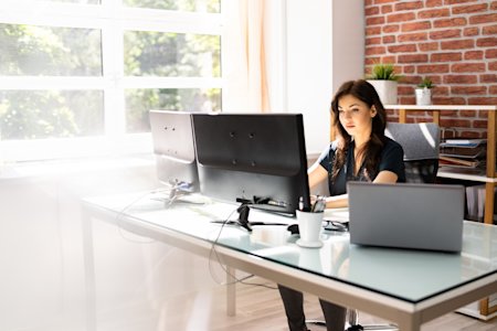 Hybrid worker using Splashtop's unattended access feature to connect to a client's computer.