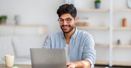 A happy man using Splashtop rather than TeamViewer 14 on his laptop.