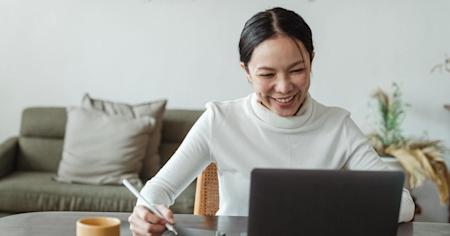 A woman working remotely using Splashtop with fast remote access performance.